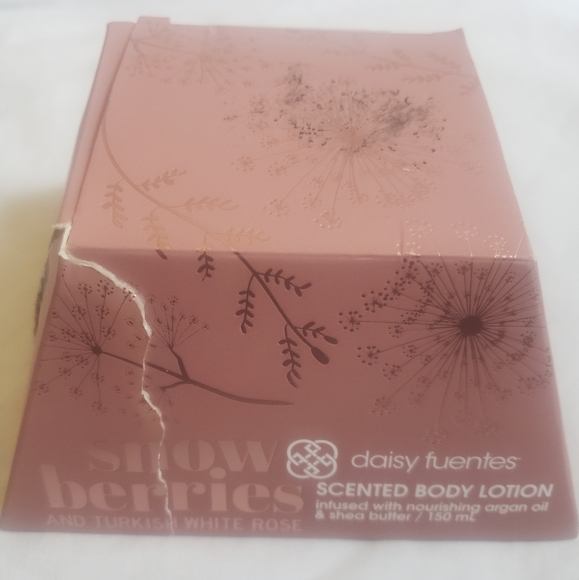 Daisy Fuentes Snow Berry Scented Body Lotion Argan Oil Shea Butter 150 ml 5 oz - Picture 1 of 3